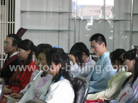 Young people wearing Han Chinese clothes