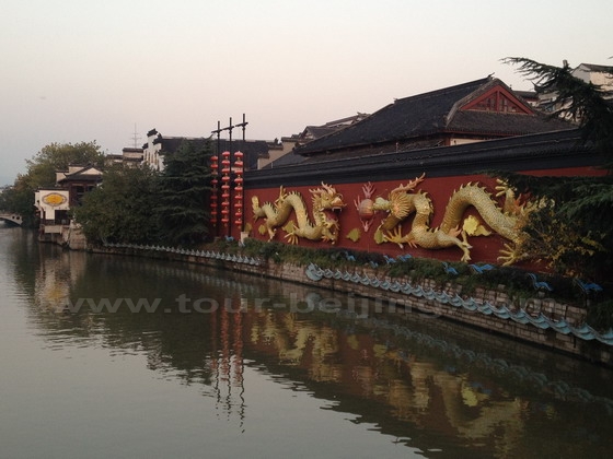 A huge dragon screen is on the south bank of Qinhua River.
