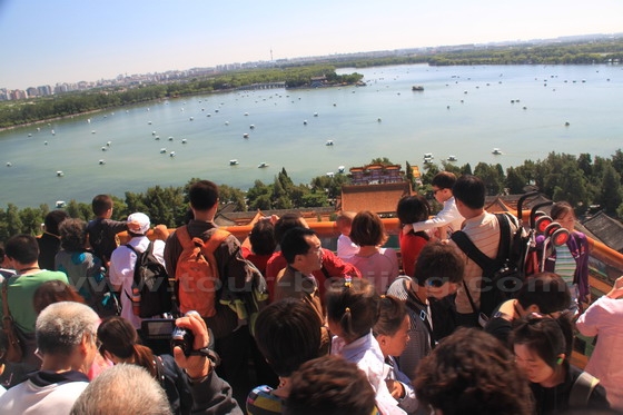 A panoramic view of the Summer Palace on the platform below the Tower of Buddhist Incense