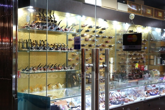 A store selling traditional lean smoking pipes.