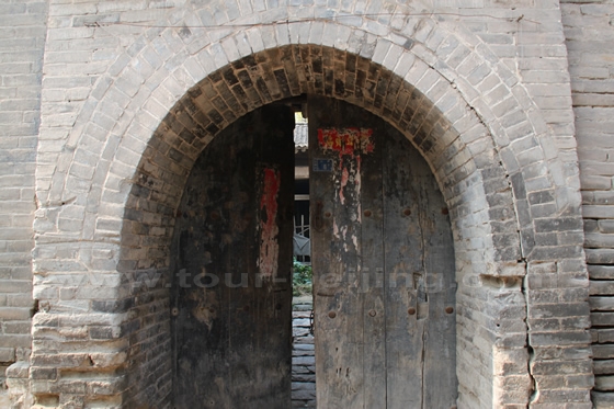 All the courtyard houses along the main street have high and thick walls