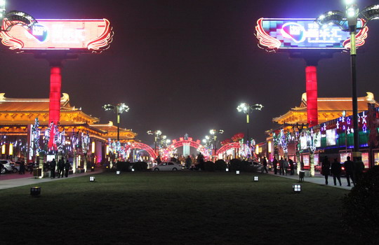 The illuminated 1500-meters long avenue