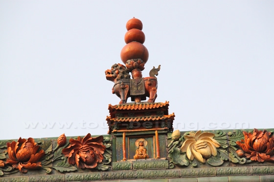 Buddhist images in glazed tiles atop the roof of the Hall of Sakyamuni