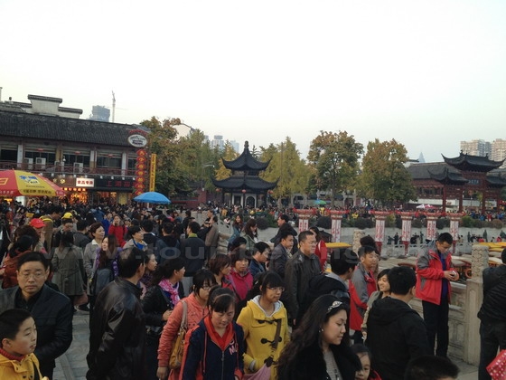 Crowded with people on the Wende Bridge over Qinhuai River