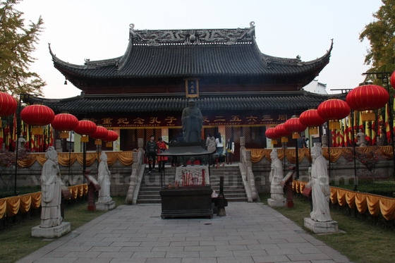 Dachen hall is the main dedicated to Confucius