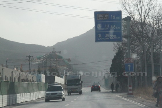 Drive along the highway G108 and notice the placard on the way pointing to Tanzhe Temple. Jietai Temple and Tanzhe Temple are both located near to G108.