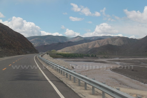 Driving by a tributary of Yalu Tsangpo