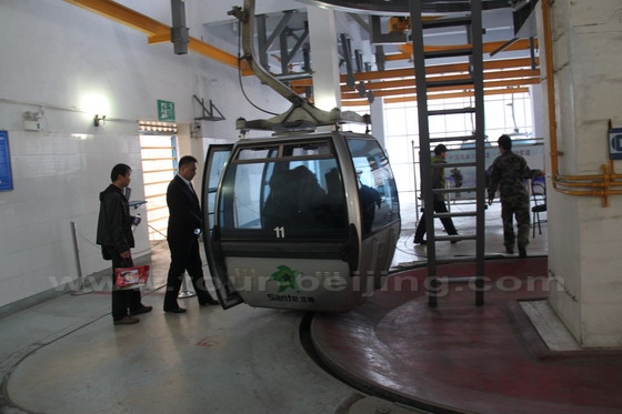 Each cable car accommodates 6 passngers.