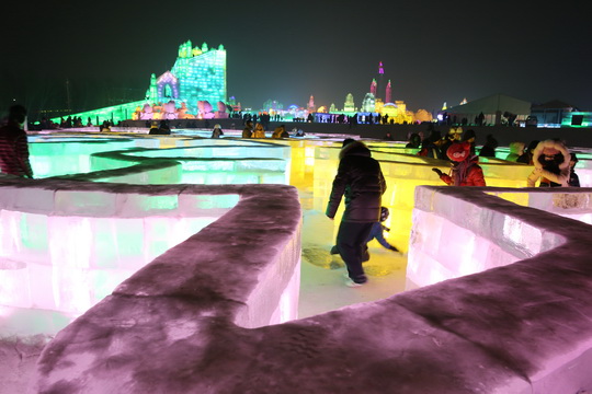 Get lost in the maze of the ice world.