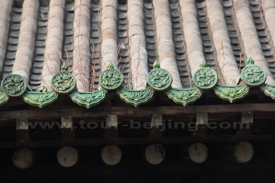 Glazed tiles carved with ornate and beautiful patterns decorate the roof of the Hall.