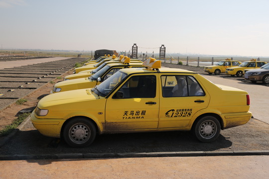 Hire a local yellow taxi from Zhongwei to Tonghu Grassland.
