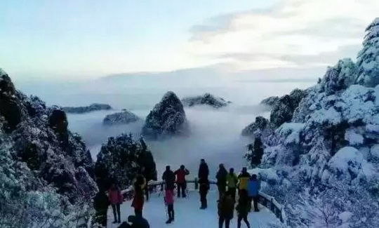 The snowy Brush Tip Peak is one of the 36 small peaks in Huangsan Huangshan. Mountain