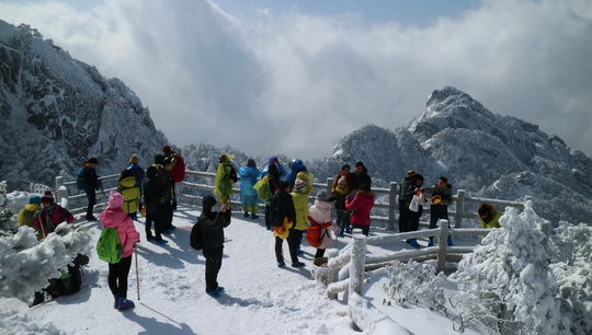 Snow Enthusiasts flock to the summit for the jaw-dropping views