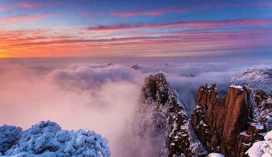 The sunrisw glow over the snowy Huangshan