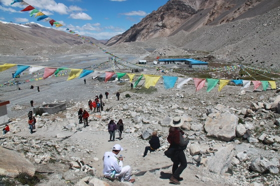 I stood on the top of the hill and turnd north to have a picture of the base camp.