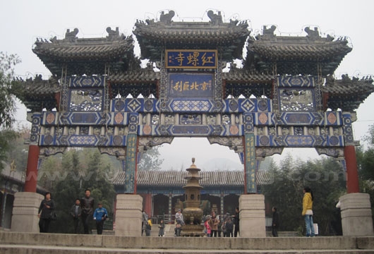 This is the main entrance of Hongluo Temple.