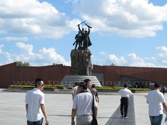 In the middle of the square stands a 18-meter high statue of three soldiers from China, Russia and Mongolia