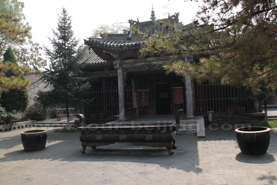 Just in front of the south gate is the Guandi Temple dedicated to the Taoist God of War, Guan Di.