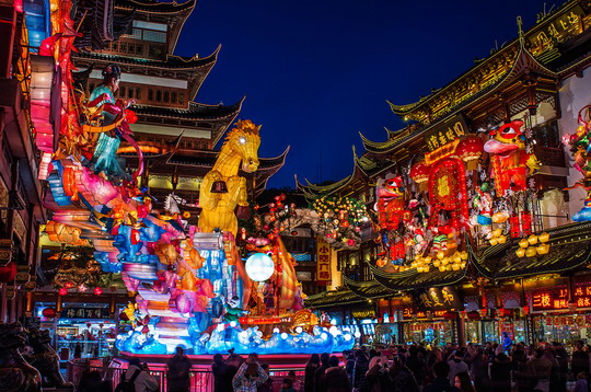 Viewing Chinese lanterns at Shanghai Chenghuang Miao.