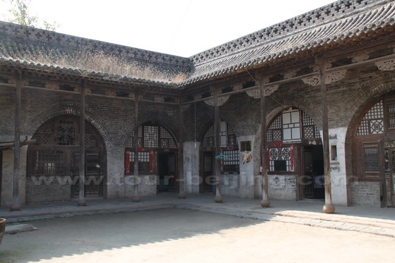 Li Yinlan's courtyard is ornate and delicate
