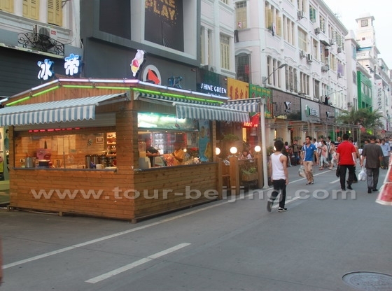 Many food outlets placed outside the shops lined up on both sides of Zhongshan Road.