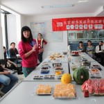 Ms Baowei is telling us how to cook Gong Bao Ji Ding (kung pao chicken with peanuts).