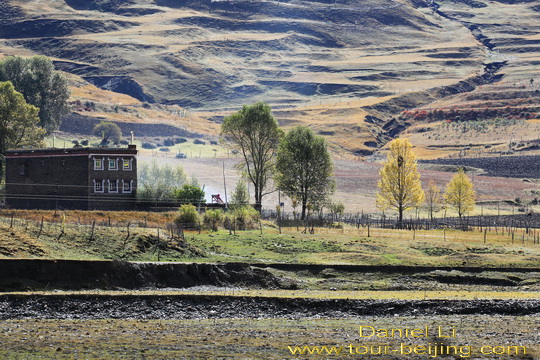 Muya Tibetan countryside