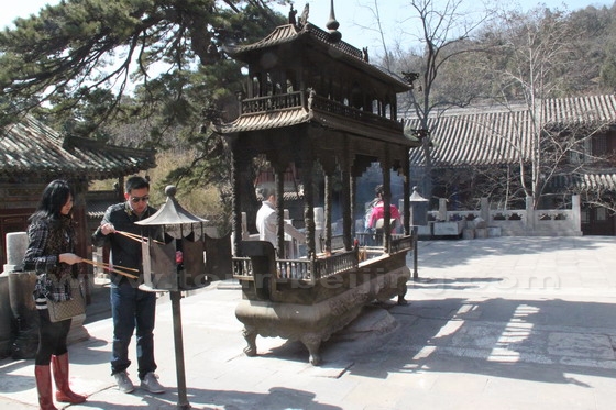 People come here to pray for good health, peaceful mind and smooth life by burning incense, which is linked with the Buddha.