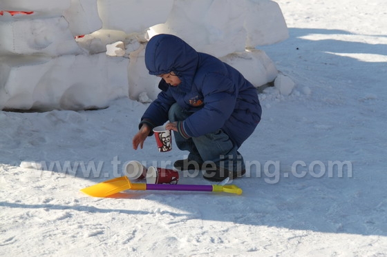 Play snow with a snow spade
