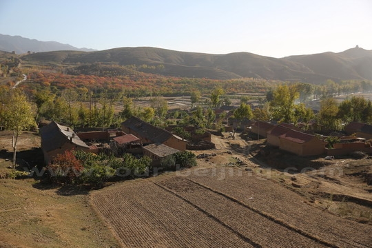 Shoukoubu Village is perched  the west side of the stream in the valley. 