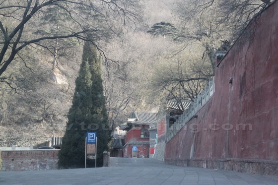 Soon, we get off the Highway G108 and branches to Jietai Temple