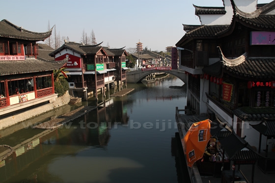 Standing on the Puhui Bridge, you do have a feeling of the small water town in the Yangtze River Delta.