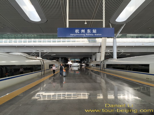 The platform on the first floor at Hangzhou East Railway Station
