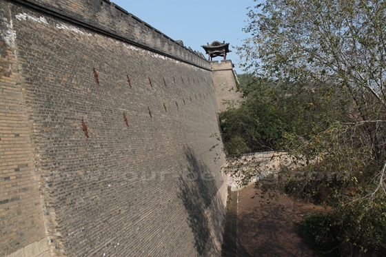 The Red Gate Castle is circled by a high city wall, comparable to the Great Wall in height and width.