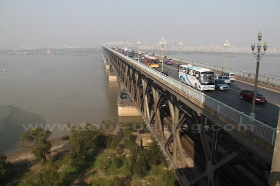 The Yangtze bridge is a double-decked road-rail truss bridge with 9 bridge piers.
