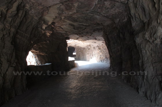 The carved tunnel rock road is quite primitive without any suports or cements.