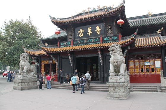 The entrance to Qingyang Taoist Temple
