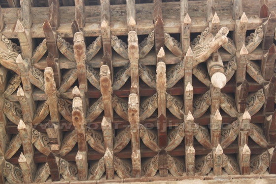 The gate door shape is like window lattice