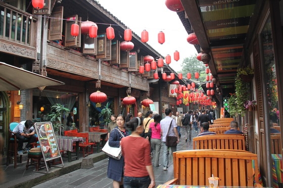 The grey bricks and crimson columns of these two-storey teahouses.