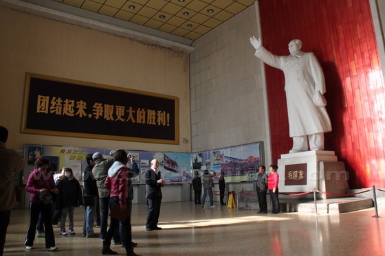 The huge statue of Mao Zedong is located in the center of the hall.