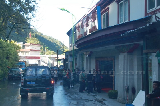 Some local people are waiting in fornt of Zhangmu Hotel for money exchange business.