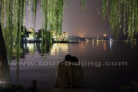 The night of the West Lake kindles a kind of romance