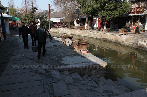 The old stone paved streets and simple stone steps used for wharfs 