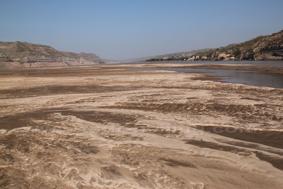 The soft sand beach in the middle of the Yellow river