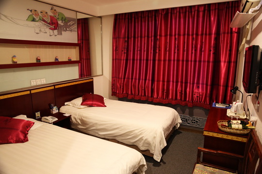 The twin-bed room with street-view in Huguosi Hotel