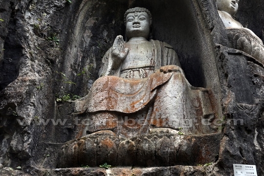 The statue of Maitreya was carved in Chinese style 