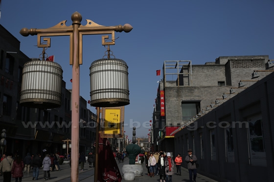  The street lamps in the shape of old Beijing bird cages reminds you of the old Beijing. 