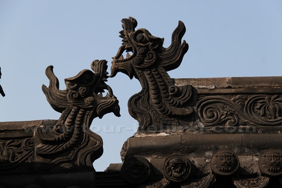 The two flying eaves are in the form of dragon-heads.