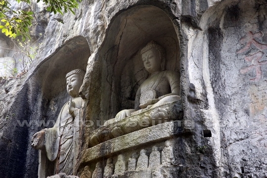The two statues in sitting and standing positions 