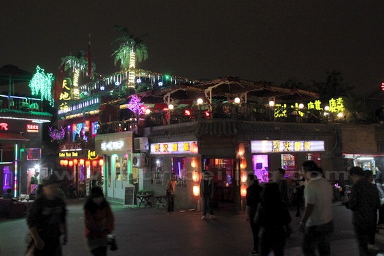 The two-storey bars are by Yinding Bridge between Qianhai Lake and Houhai Lake
